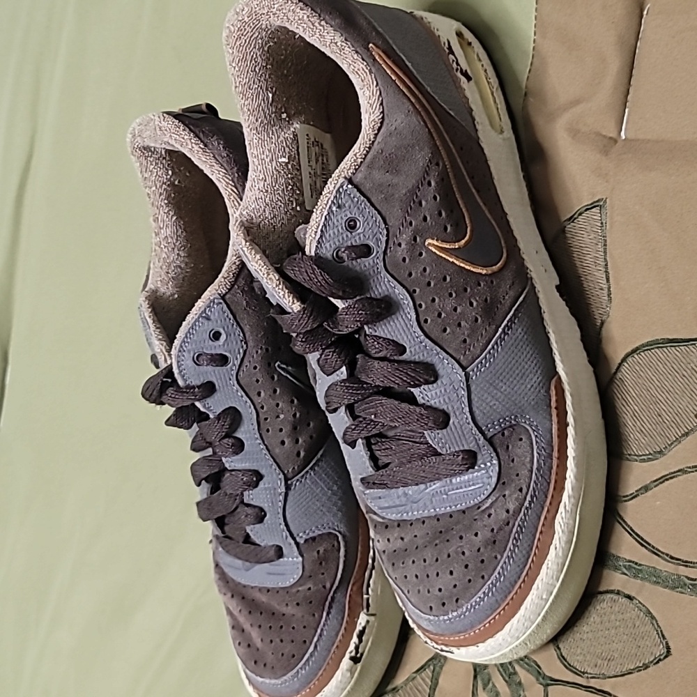 EUC Mens NIKE AIR Shoes, 8